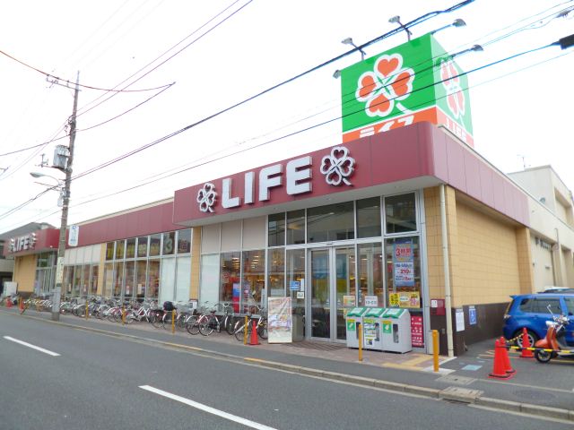 Shopping centre. 1700m up to life (shopping center)