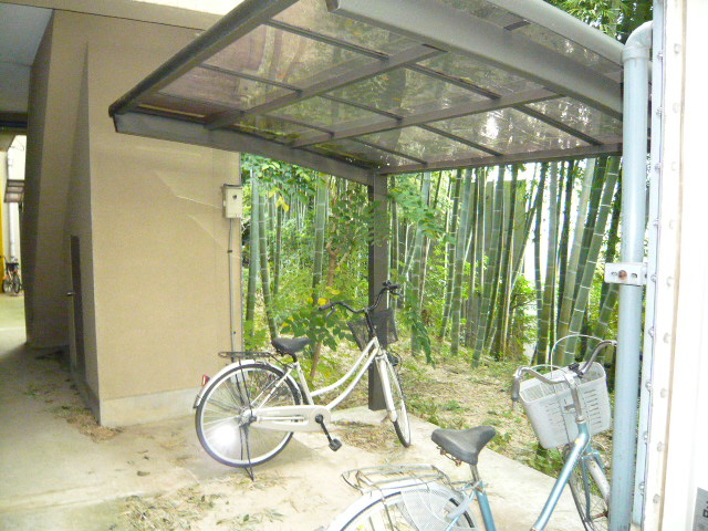 Other common areas. Bicycle-parking space, Only one possible (free)