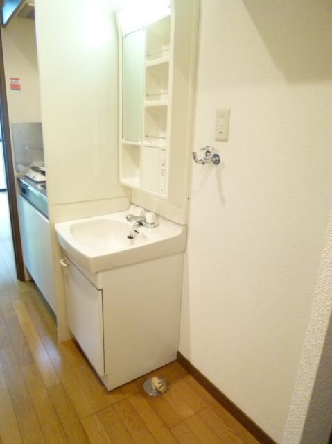 Other Equipment. Independent wash basin ・ Washing machine in the room