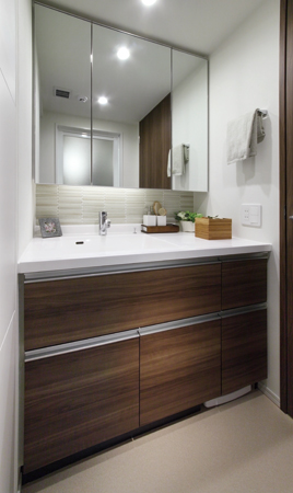Bathing-wash room.  [Multi-functional vanity] Installing the vanity of triple mirror with cabinet. The storage cabinet, Ball under drawer and BOX tissue yard, Dryer hook, Also provides charging outlet.