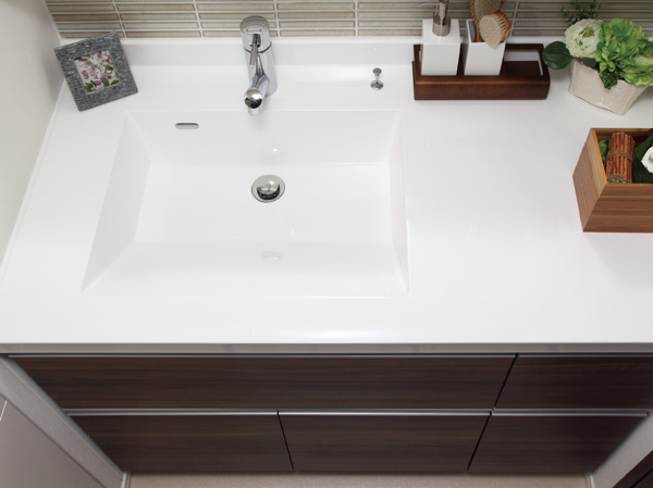 Bathing-wash room.  [Eccentric vanity] Asked a wash bowl on one side, Ensure the spacious counter space. In next to that one person to make, Such as one more person to the cleansing, Use of two people simultaneously is also possible.