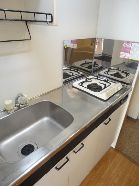 Kitchen. Gas stove available