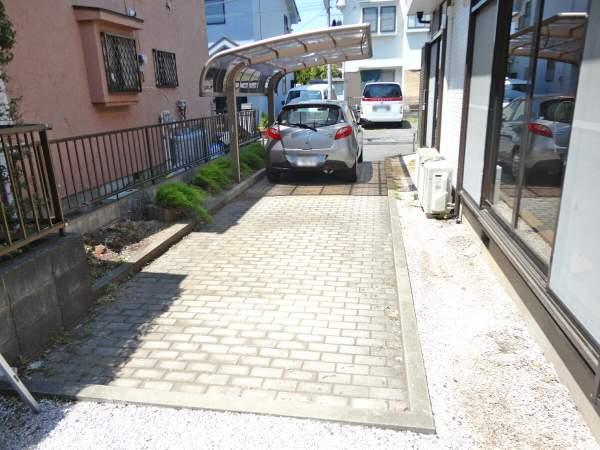 Parking lot. Since the southwest side parking and garden, Sunshine is good