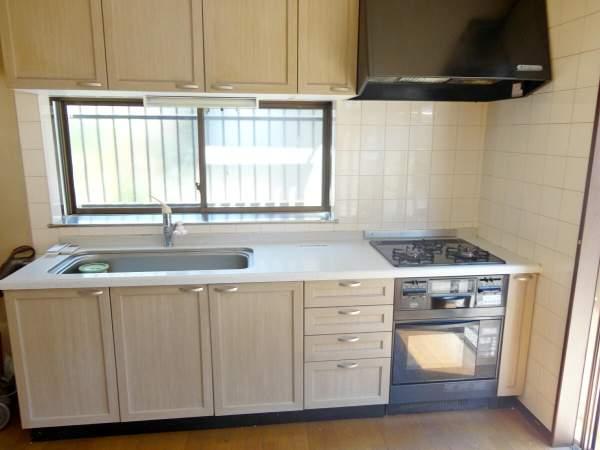 Kitchen. Easy-to-use 3-burner stove in the kitchen