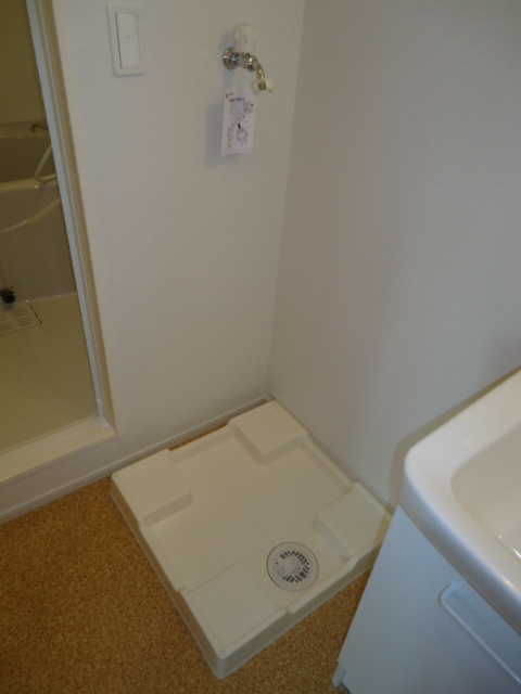 Washroom. Complete image
