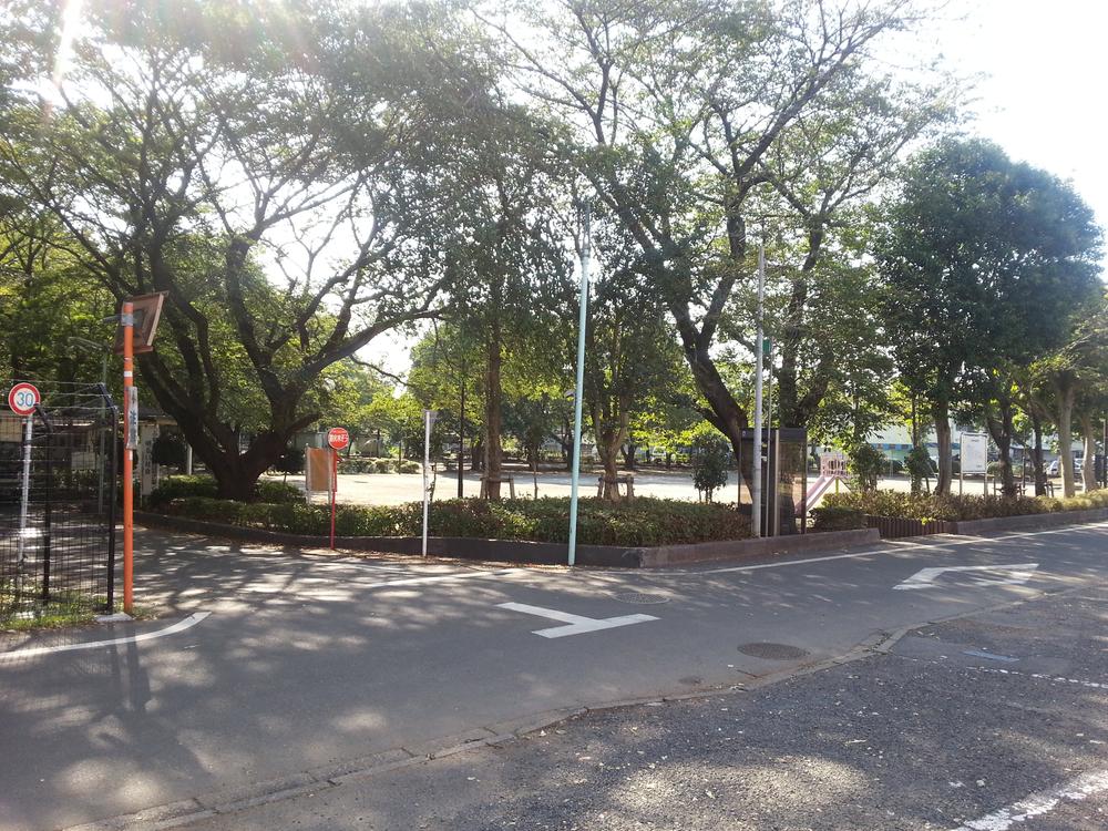 park. 80m is a vast park to Sanno Forest Park. Well even take a walk, Noisily play with also good.