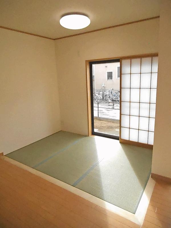 Other introspection. 3 tatami mat space provided in the living room