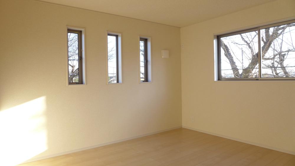 Non-living room. Slit window is fashionable.