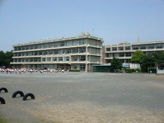 Primary school. Municipal Kaminaritsuka up to elementary school (elementary school) 510m