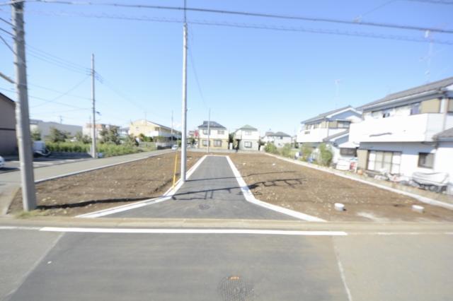 Local photos, including front road. New road is Yuzuruchi scheduled for city.  Local (10 May 2013) Shooting