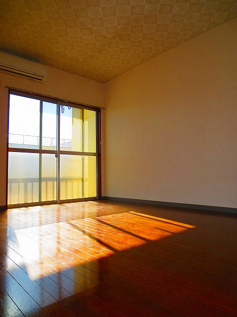 Living and room. It's good sunshine ~ (#^.^#)