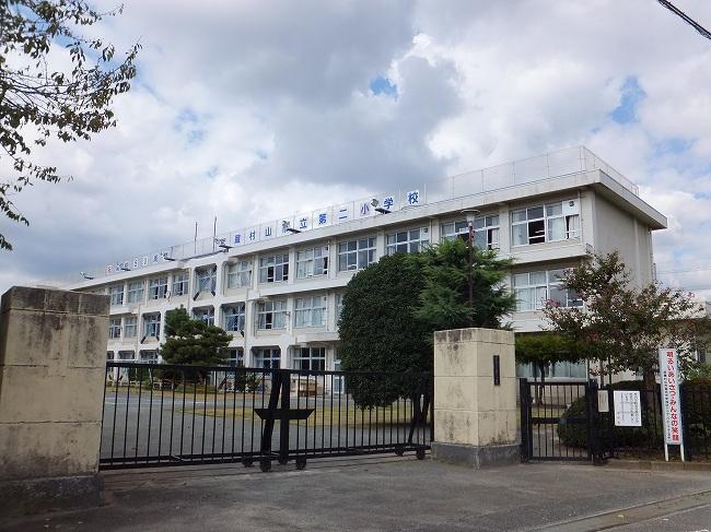 Primary school. It musashimurayama stand up to the second elementary school 678m