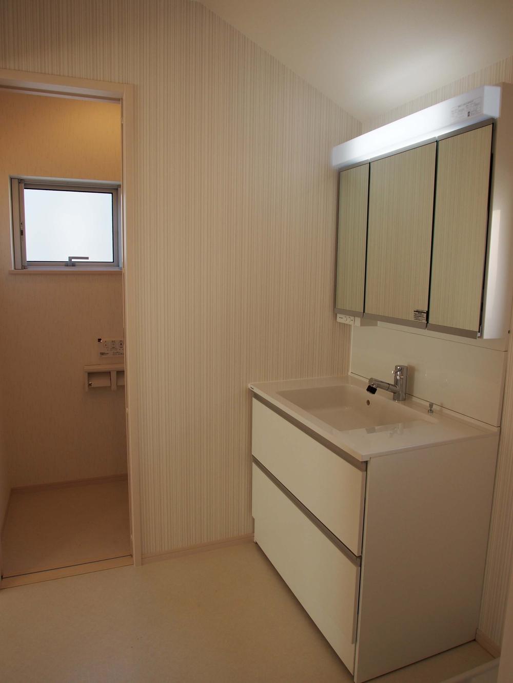 Wash basin, toilet. Wide 90 cm vanity