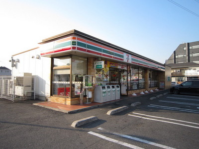 Convenience store. 150m to Seven-Eleven (convenience store)