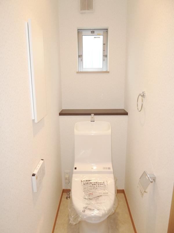 Toilet.  ◆ toilet