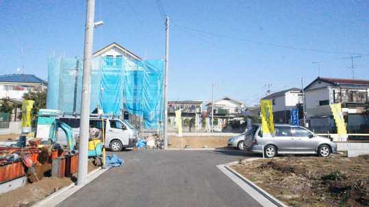 Local photos, including front road. Frontal road