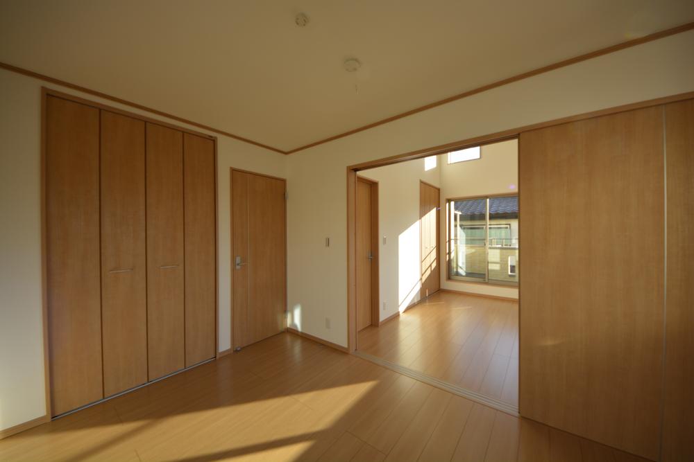 Non-living room. Two six quires Western-style three-sheet door of the movable partition!