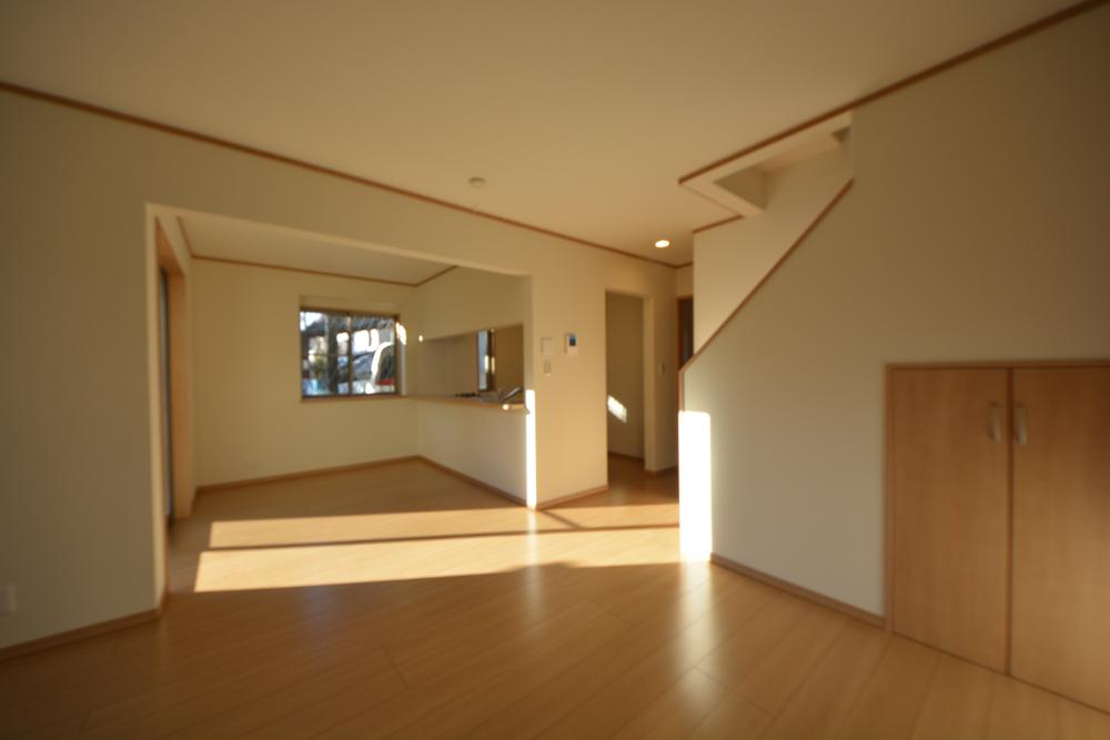 Living. Entrance ・ living ・ Washroom ・ The second floor Western-style part, Adopting the interior tile "eco-carat" that will adjust the humidity! Facilities are that combines design and functionality. Indoor (12 May 2013) Shooting