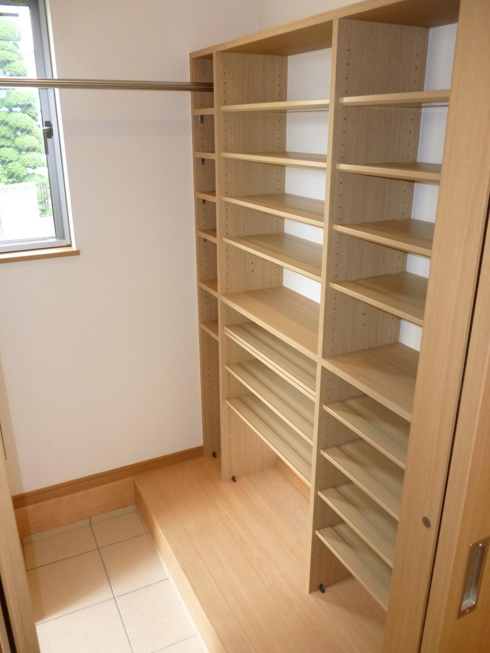 Entrance. Enter anything such as golf bags and pram, Happy large shoes cloak