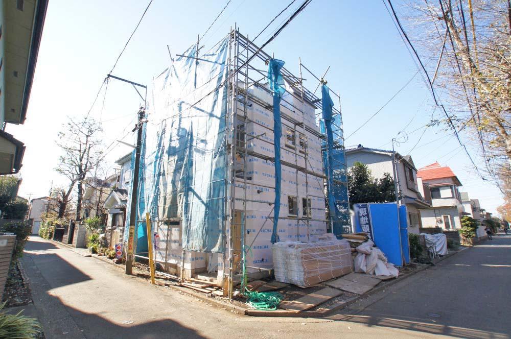 Local photos, including front road. There a good location of the residential environment. It becomes a fashionable designer house.