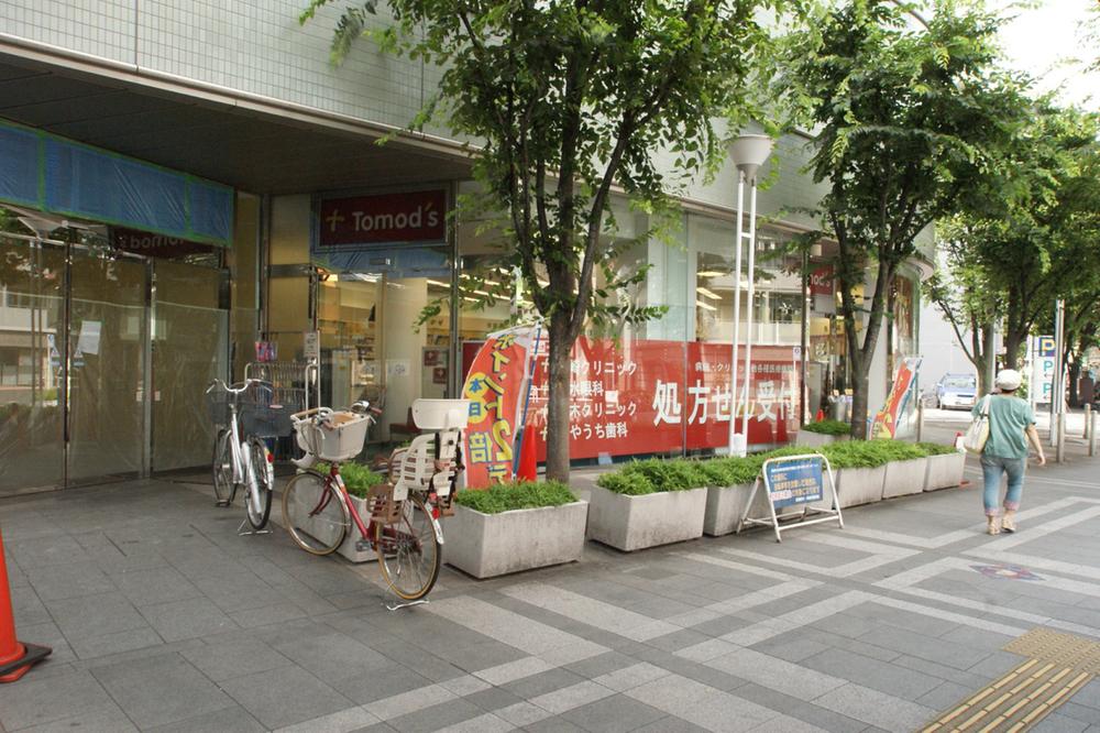 Drug store. Tomod's Musashisakai to the store 735m