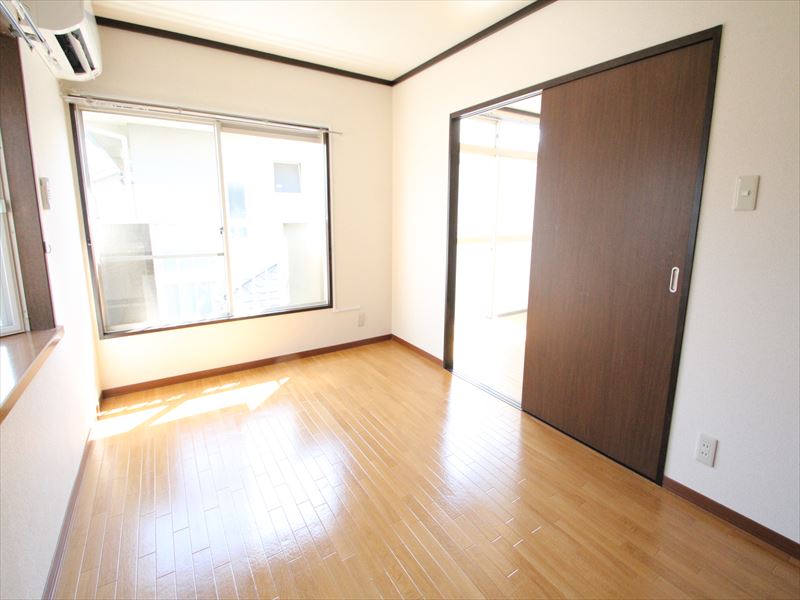Living and room. It is very bright rooms with 2 Men'irodori light
