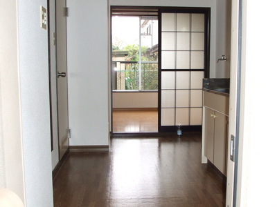View. ☆ To the living room from the kitchen ☆