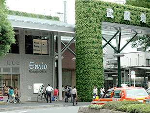 Shopping centre. Emio Musashisakai until the (shopping center) 691m