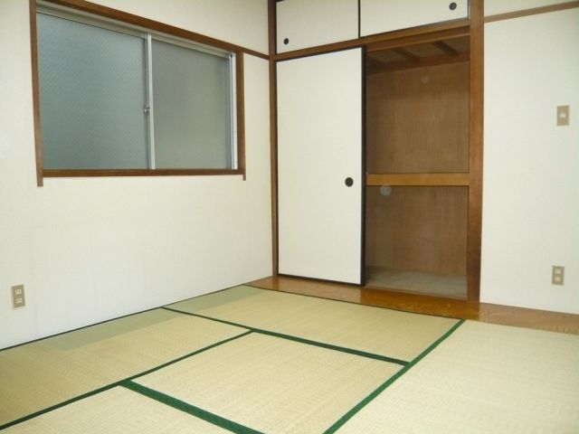 Living and room. Good ventilation in the corner room ☆