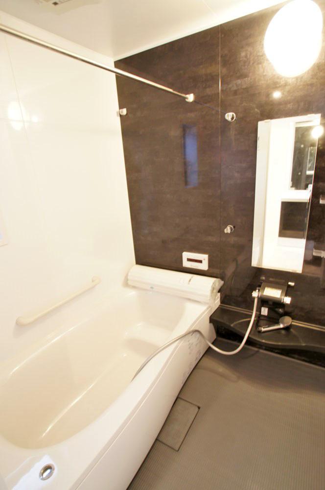Bathroom. Unit bus with ventilation drying heater. It is a space that will heal daily fatigue.