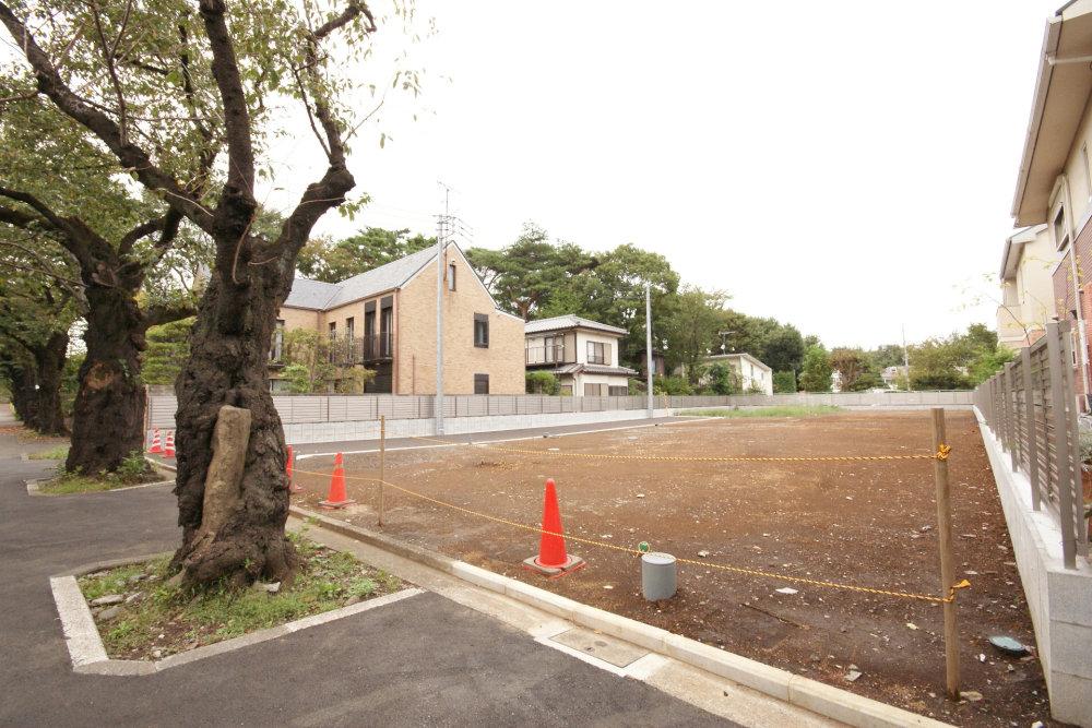 Local land photo. It is small residential area of ​​street car. Small children is also safe. 