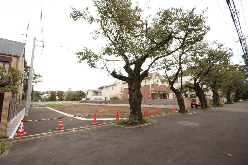 Local land photo. Land sale of Musashino Kichijojikita-cho 3-chome. All four compartment that faces the tree-lined avenue of cherry tree, The rest is 3 compartment. Since the building conditions is not attached, You can building your favorite House manufacturer. 