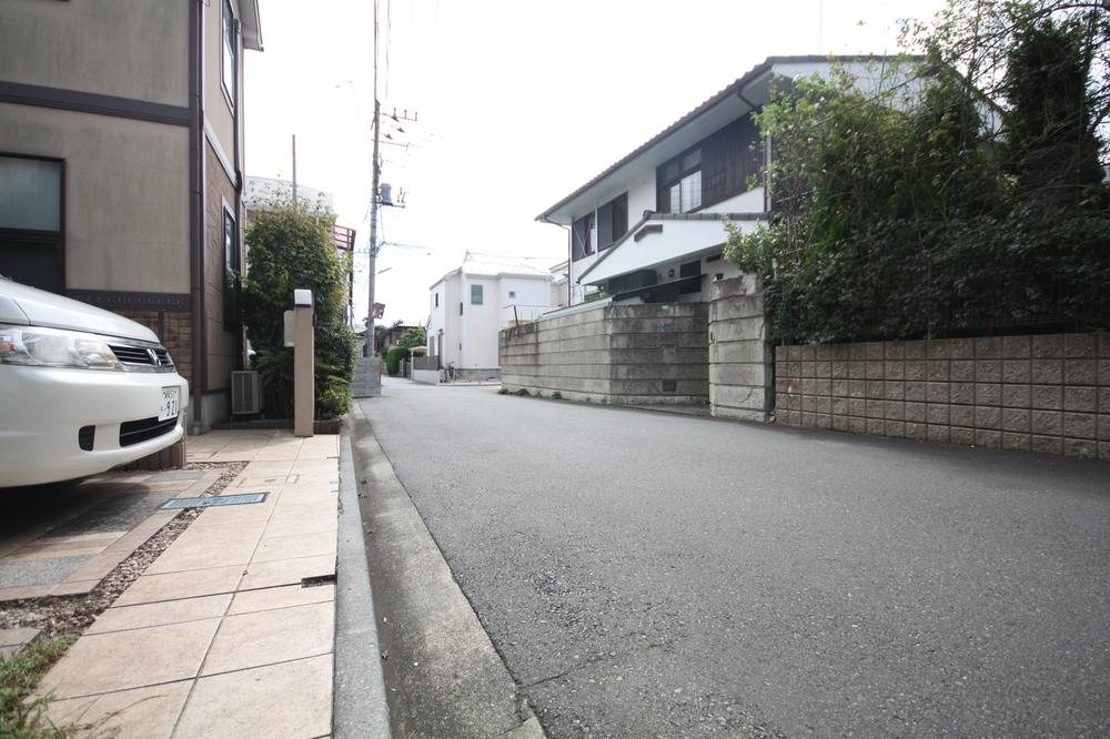 Local photos, including front road. Parking is also a breeze on the front road 5m. Through of the car is almost no.