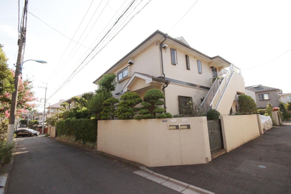 Local appearance photo. It is a fully independent two-family house two-story. Wooden slate 葺, Spacious is the total floor area of ​​139.12 sq m. There is also attic housed about 5.2 Pledge, Storage capacity wealth is.