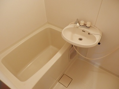 Bath. ◆ Bathroom with wash basin (with window) ◆