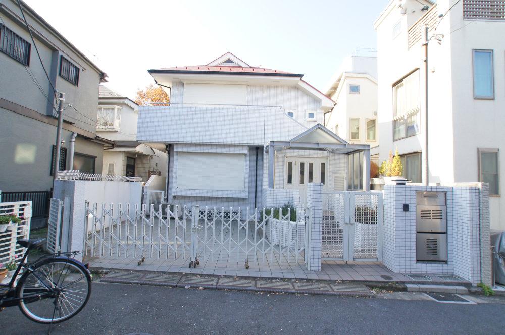 Local appearance photo. Musashino Kichijojihigashi cho 4-chome used House. Center line, Inokashira including the "Kichijoji" station a 10-minute walk, Center line "Nishiogikubo" station is also available in an 8-minute walk. Showa built in will be 63 years. Please have a look once.