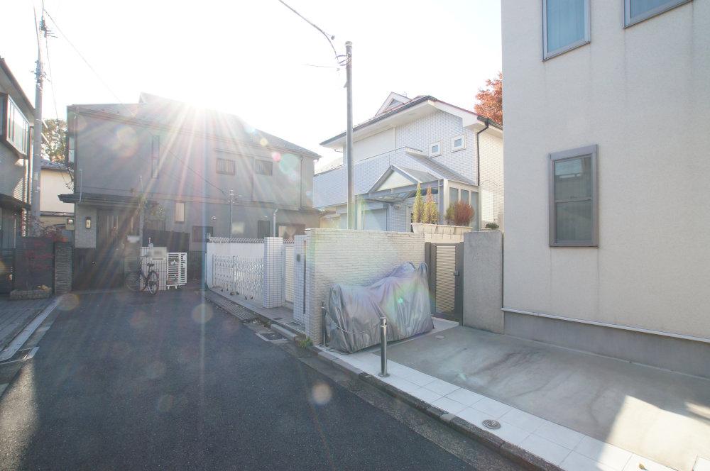 Local photos, including front road. First floor with basement. The size of the building is located 154 sq m.