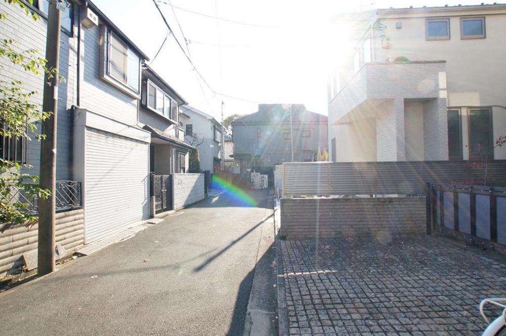 Local photos, including front road. The building structure is a RC building. Since the low-rise residential area high building is not falling.