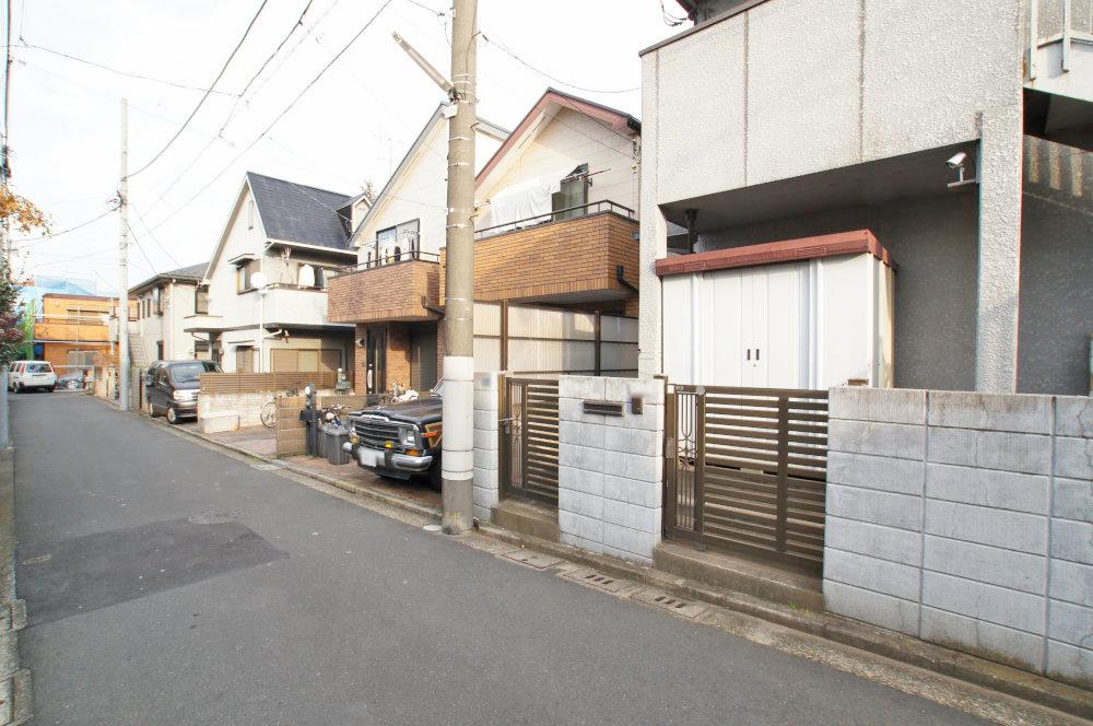Local photos, including front road. Because there in one entered the location from Itsukaichi Road, Convenience is also good in a quiet residential area and your car. 
