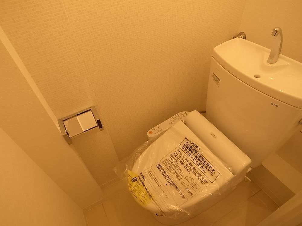 Toilet. Indoor (10 May 2013) Shooting