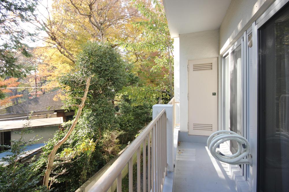 Balcony. Overlook the green Inokashira Park from the balcony