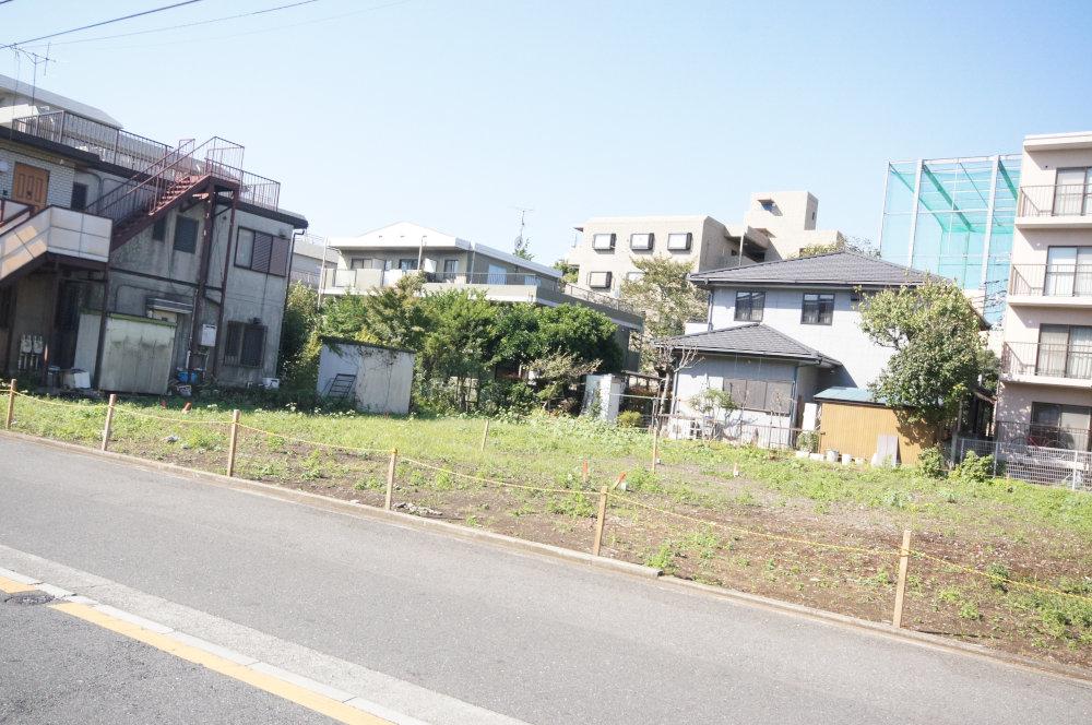 Local photos, including front road. Center line "Mitaka" station, Bus service is rich to the "Kichijoji" station. 