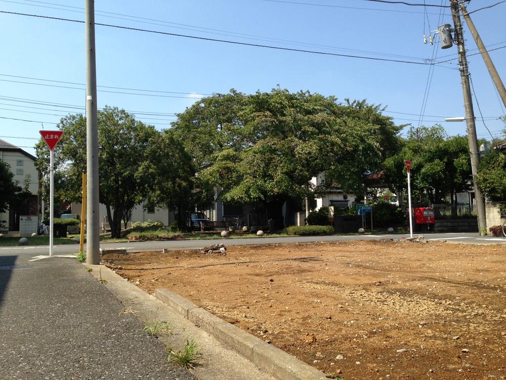 Local photos, including front road. For the three-way corner lot, Good per yang