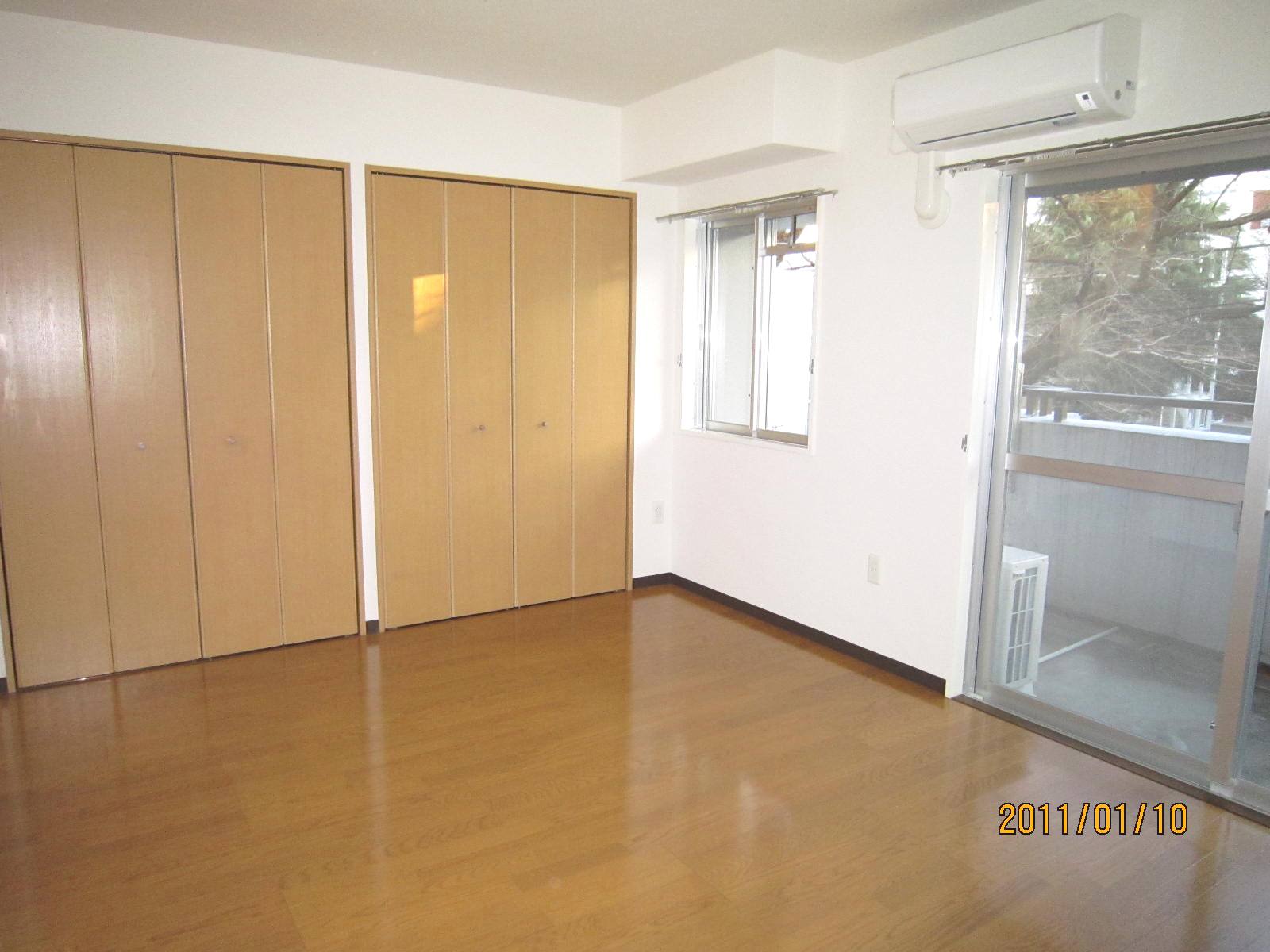 Living and room. Air conditioning in the living room ・ There is floor heating