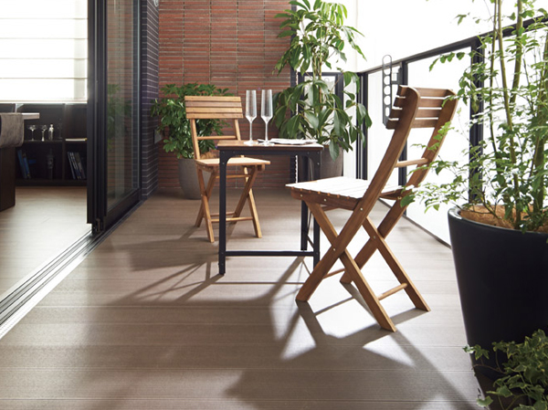 Other.  [Wood deck finish floor] The floor of the window deck balcony and deck terrace, Adopt a deck of Wood. It will produce the open space by the flat design that eliminates the floor level difference between the living.