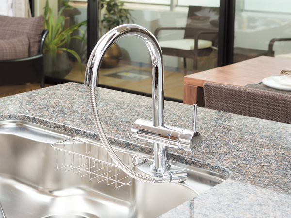 Kitchen.  [Grohe manufactured water purifiers integrated faucet] And the beautiful form of the faucet, A high-performance water purifier to remove the CLEANSUI Co. of 13 substances has adopted a hand shower faucet was integrally.