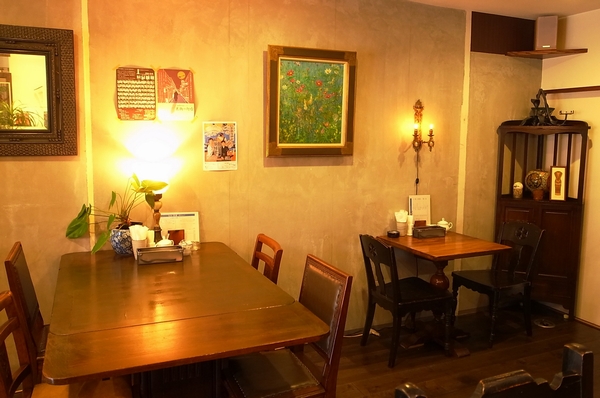  [Cafe tea music] (6 min. Walk / About 410m) sense of good furniture arrangement, Store that somewhere nostalgia. That the regulars are many, Cozy station near cafe