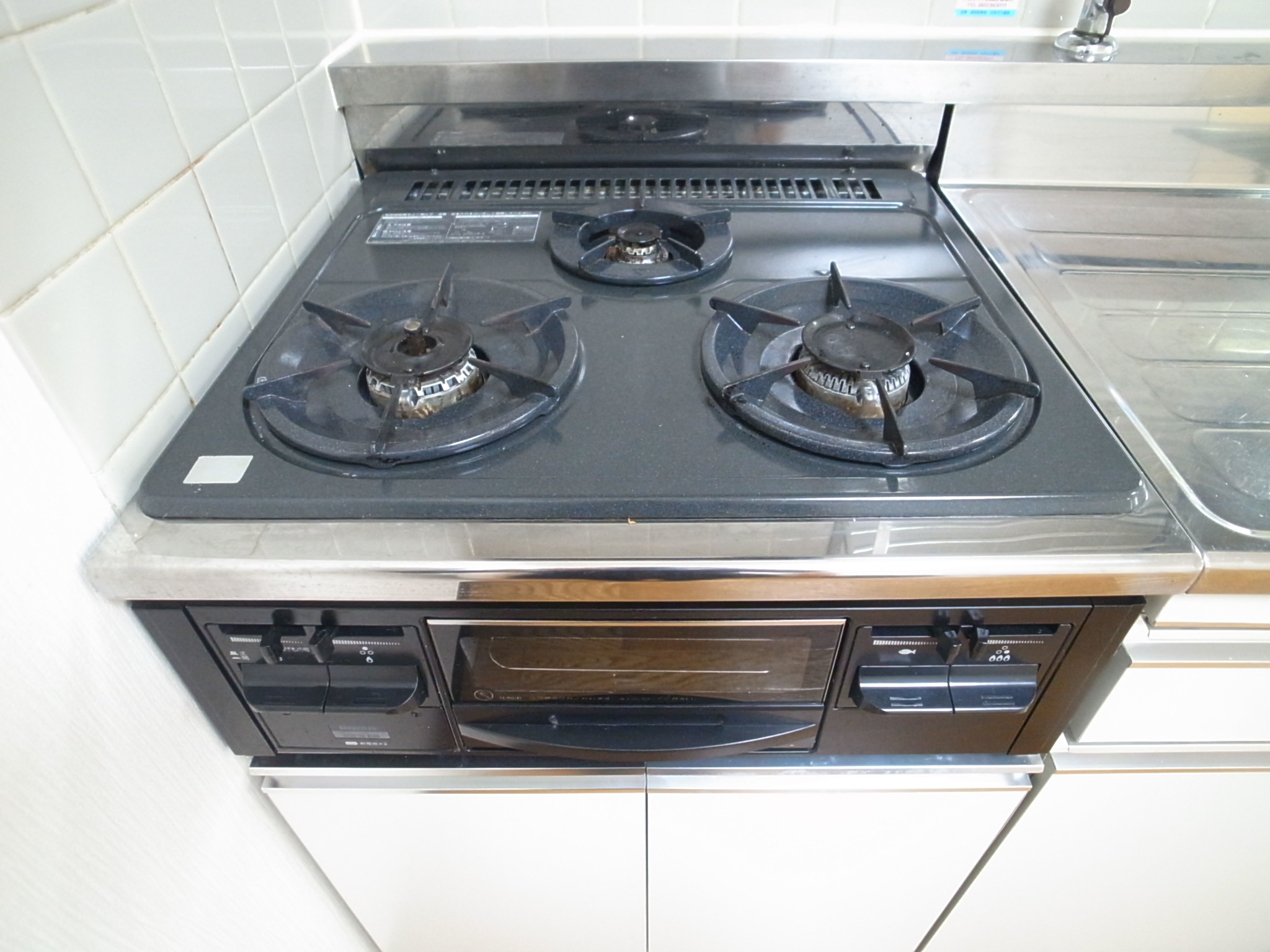 Kitchen. 3 lot gas stoves is happy with grill.