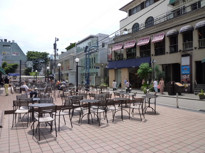 Shopping centre. 400m to the Tokyu department store (shopping center)