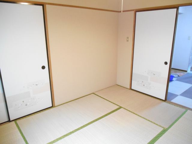 Living and room. It is a two-sided lighting in six quires of Japanese-style room